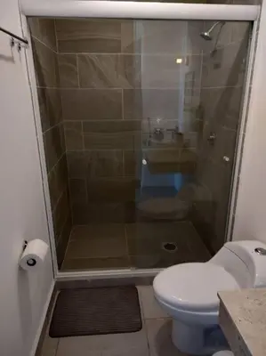 Un baño de Hermoso Departamento con club de playa en diamante