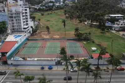Instalaciones para jugar a tenis o squash en Condominio Galeón o alrededores