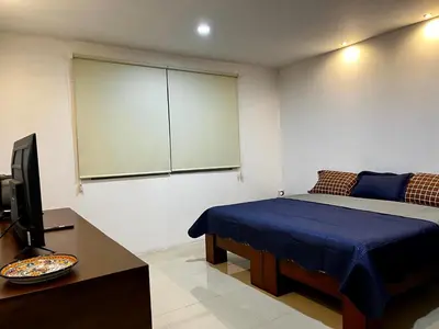 Una televisión o centro de entretenimiento en Departamento Deluxe