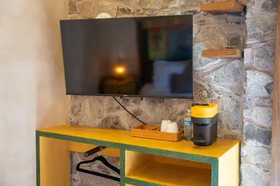 Una televisión o centro de entretenimiento en Suite Raffaello: Diseño y Comodidad en ValQuirico