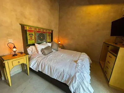 Cama o camas de una habitación en Suite Raffaello: Diseño y Comodidad en ValQuirico