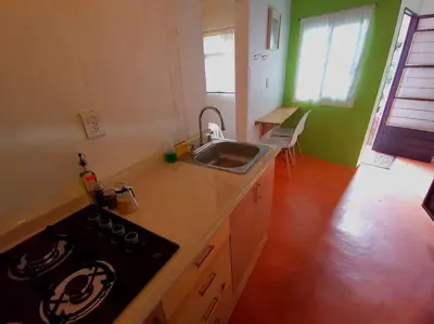 Una cocina o zona de cocina en chill green beautiful downtown area TV good Wifi