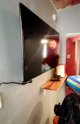 Una televisión o centro de entretenimiento en Laidback tradicional centric Wifi AC TV Terrace