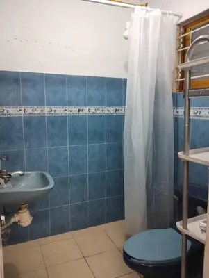 Un baño de Centro Y Con Todos Los Servicios