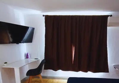 Una televisión o centro de entretenimiento en Estancia a 5 minutos del Hospital Regional