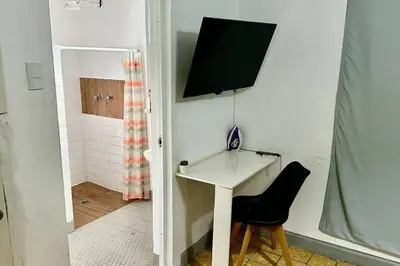 Una televisión o centro de entretenimiento en Estancia a 5 minutos del Hospital Regional