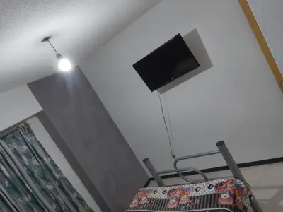 Una televisión o centro de entretenimiento en Renta de Habitaciones en muy buena ubicación