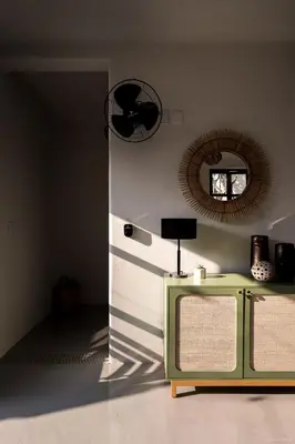 Una televisión o centro de entretenimiento en Casa Nopal-Private Pool, Chic, Steps from Beach