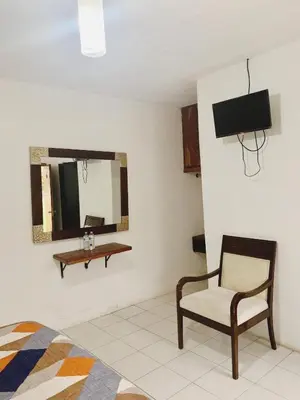 Una televisión o centro de entretenimiento en Hotel Mariam