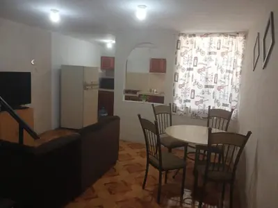 Una cocina o zona de cocina en Cómodo alojamiento para varias personas