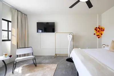 Una televisión o centro de entretenimiento en Casa Lumos - Minimalist Comfort Suites in Centro Historico