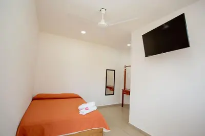 Una televisión o centro de entretenimiento en posada la entrega