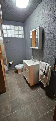 Un baño de Habitacion privada con baño regadera y cocina E