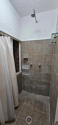 Un baño de Habitacion privada con baño regadera y cocina E
