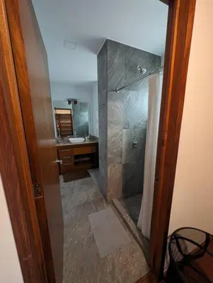 Un baño de Depto nuevo cerca de parque FINSA