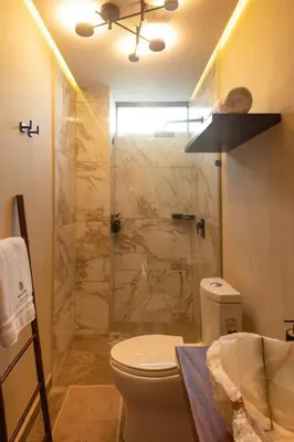 Un baño de Mantra Hotel Boutique