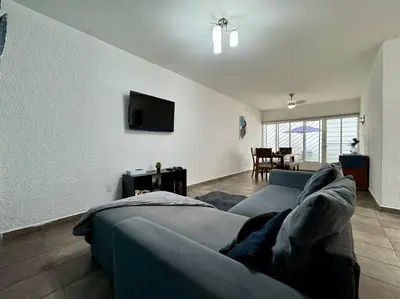 Una televisión o centro de entretenimiento en Casa contemporánea a pasos de galerías y averanda