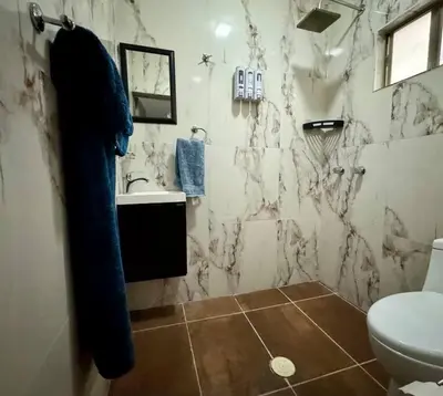 Un baño de Casa contemporánea a pasos de galerías y averanda