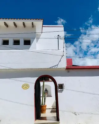 Edificio en el que se encuentra la habitación en casa particular
