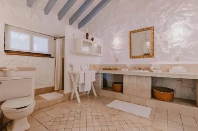 Un baño de Casa de Piedra