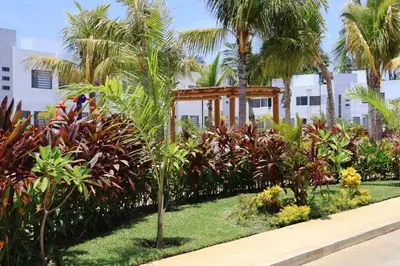 Jardín al aire libre en casa con club de playa