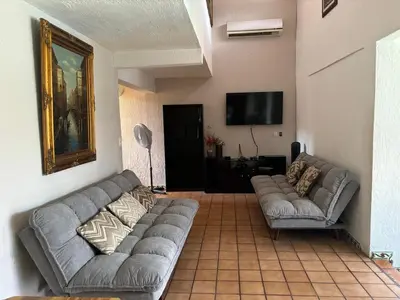 Zona de estar de Casa de descanso con alberca en burgos Cuernavaca