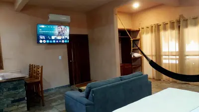 Una televisión o centro de entretenimiento en Casa XhunaXhia