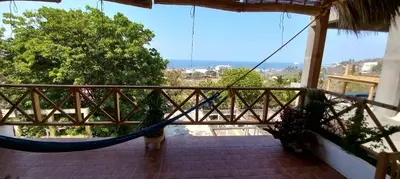 Un balcón o terraza de casa cabaña con vista al océano