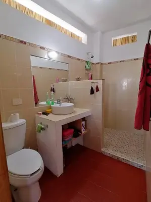 Un baño de casa cabaña con vista al océano