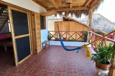 Un balcón o terraza de casa cabaña con vista al océano