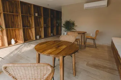 Zona de estar de Exclusivo Departamento con vista a la marina