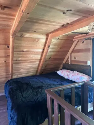 Cama o camas de una habitación en Cabaña en el bosque y cerca al río Starlink