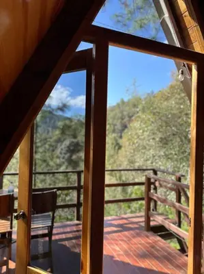 Un balcón o terraza de Cabaña privada en el bosque, cerca al rio Starlinkk