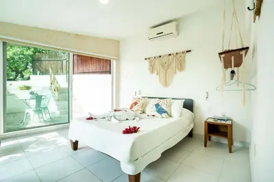 Cama o camas de una habitación en Luxury House with Pool fire Pit & Lake view