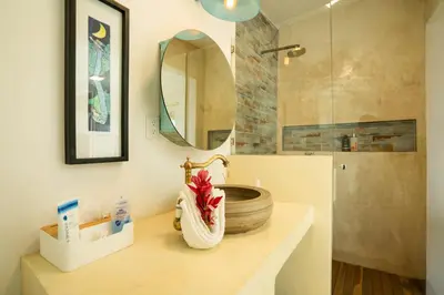 Un baño de Luxury House with Pool fire Pit & Lake view