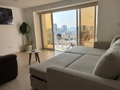 Zona de estar de Departamento con vista a la bahia