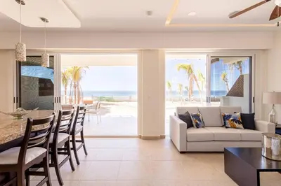 Una televisión o centro de entretenimiento en Beachfront Apartment in Puerto Escondido at Vivo Resort