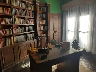 Biblioteca en la habitación en casa particular