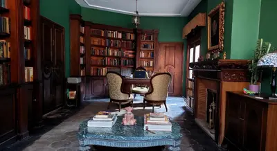 Biblioteca en la habitación en casa particular