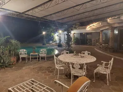 Un restaurante o sitio para comer en residencia Casa del Roble 2