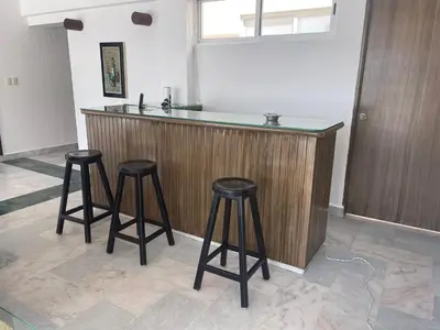 El salón o zona de bar de Exclusiva y privada Villa en Marina Las Brisas