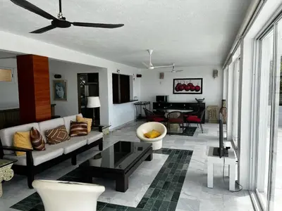 Una televisión o centro de entretenimiento en Exclusiva y privada Villa en Marina Las Brisas