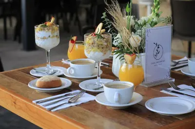 Comida en o cerca de este hotel
