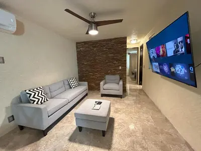 Una televisión o centro de entretenimiento en Puente del Mar
