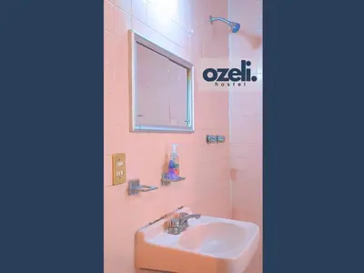Un baño de Ozeli Hostel