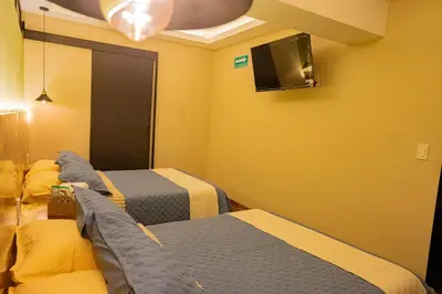 Una televisión o centro de entretenimiento en Hotel Casa Tsumbak