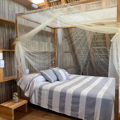 Cama o camas de una habitación en cabaña a pasos del mar en la costa