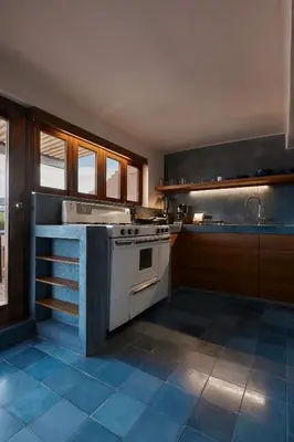 Una cocina o zona de cocina en Azul Terraza Diseno Ubicacion Confort and AC