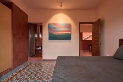 Cama o camas de una habitación en Rojo Diseno Ubicacion Confort y AC