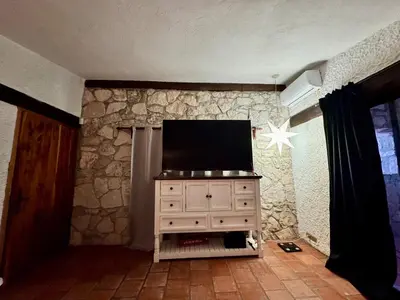 Una televisión o centro de entretenimiento en Santuario Providencia